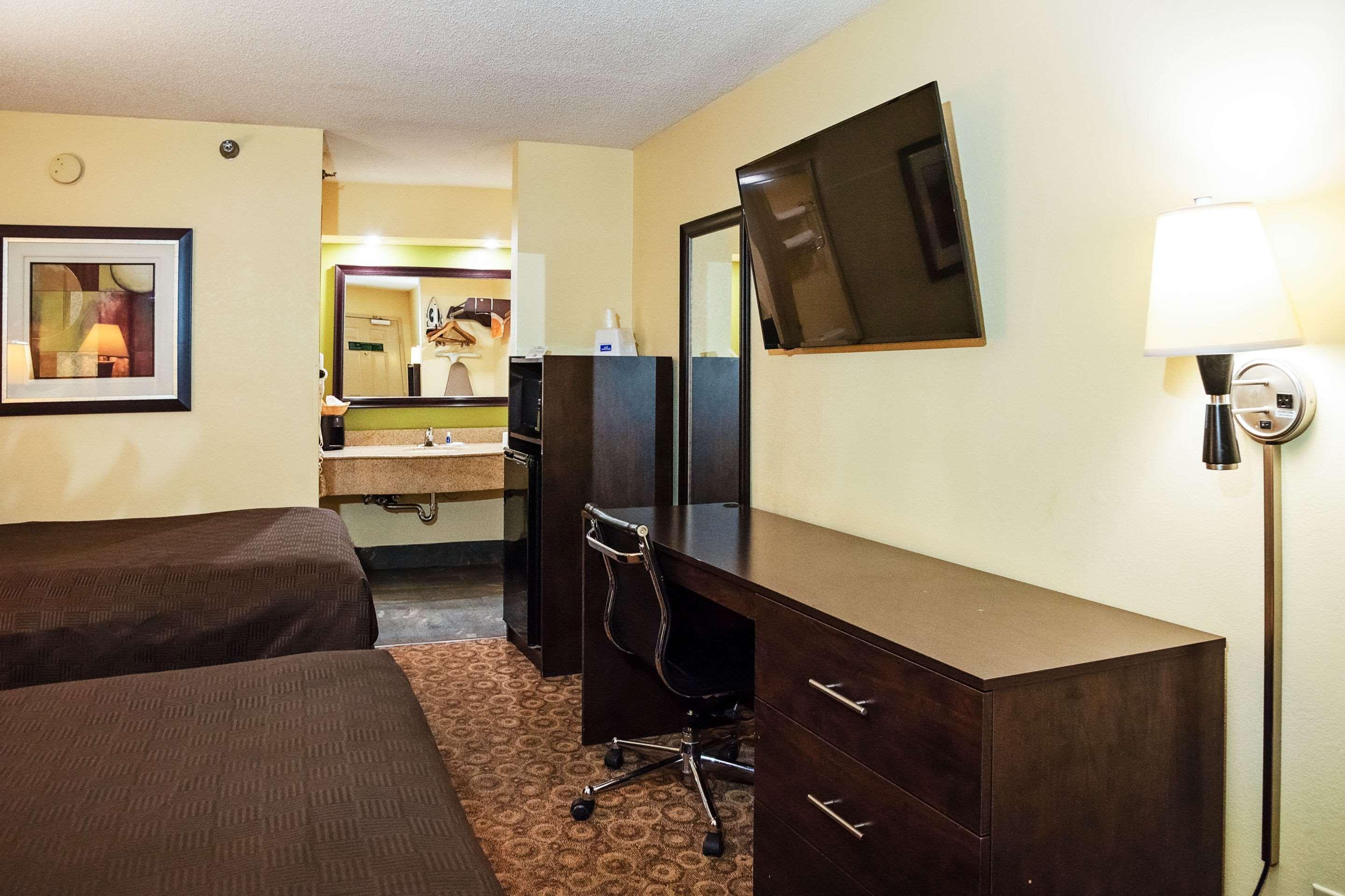Rodeway Inn & Suites Clarksville Buitenkant foto