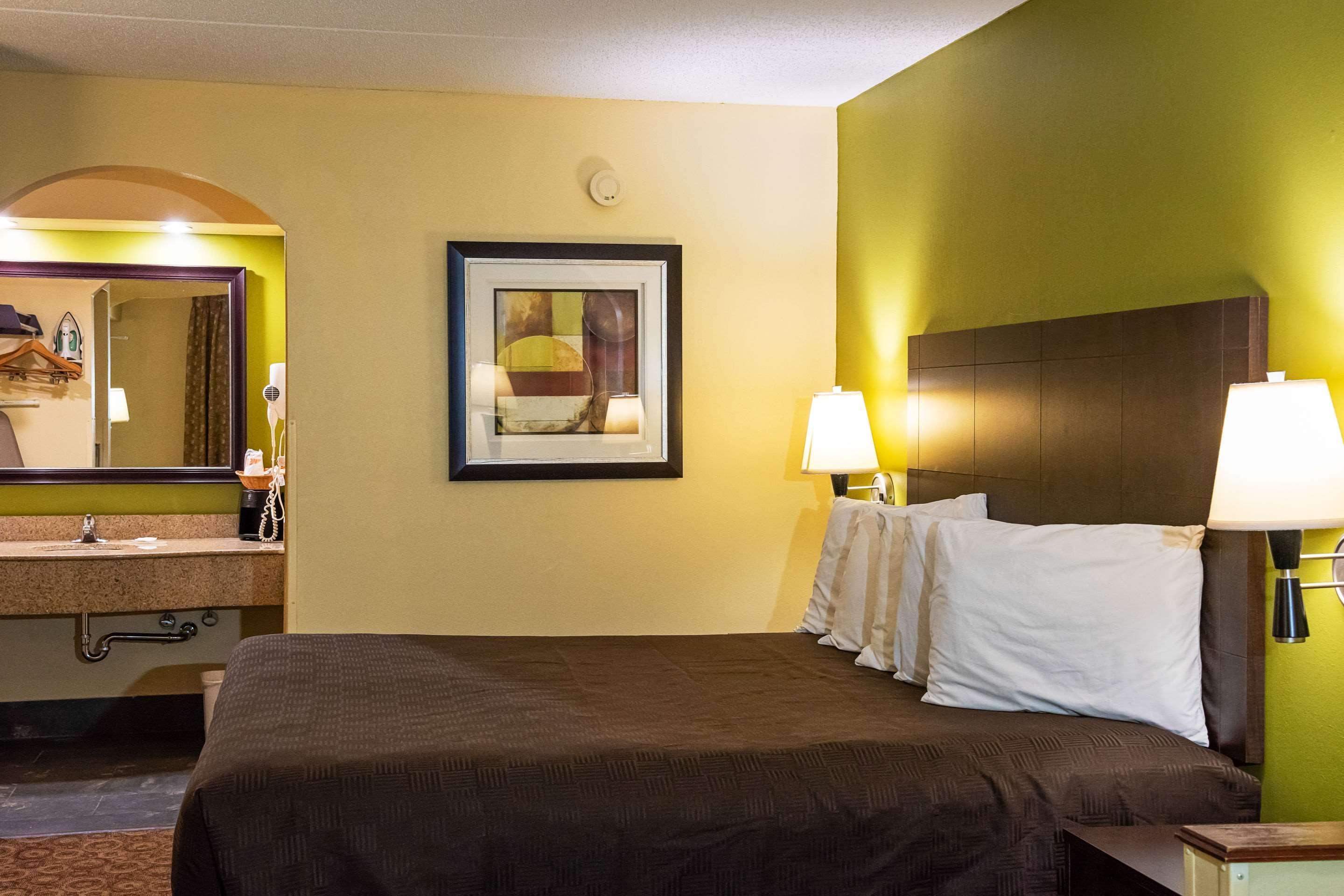 Rodeway Inn & Suites Clarksville Buitenkant foto