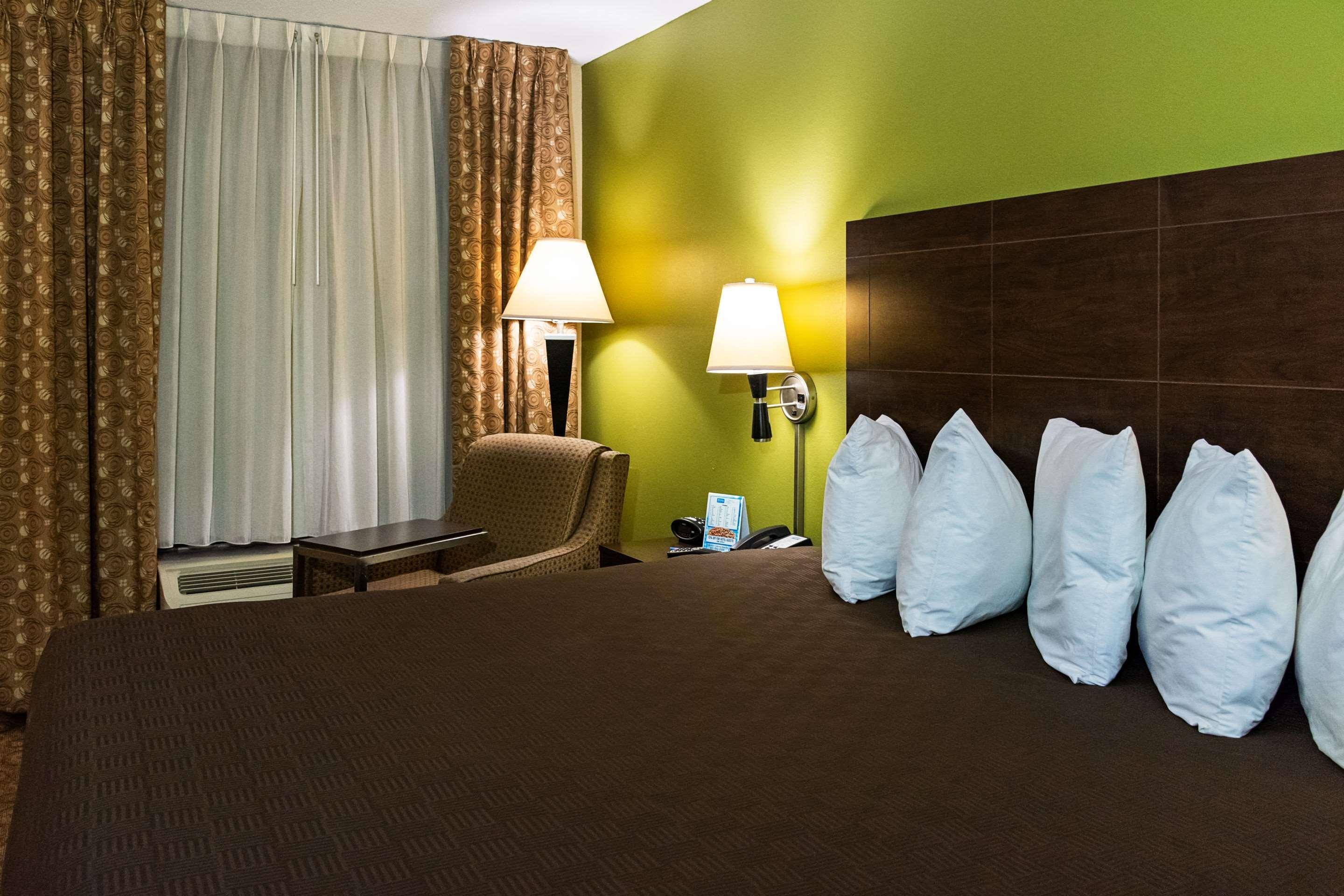 Rodeway Inn & Suites Clarksville Buitenkant foto
