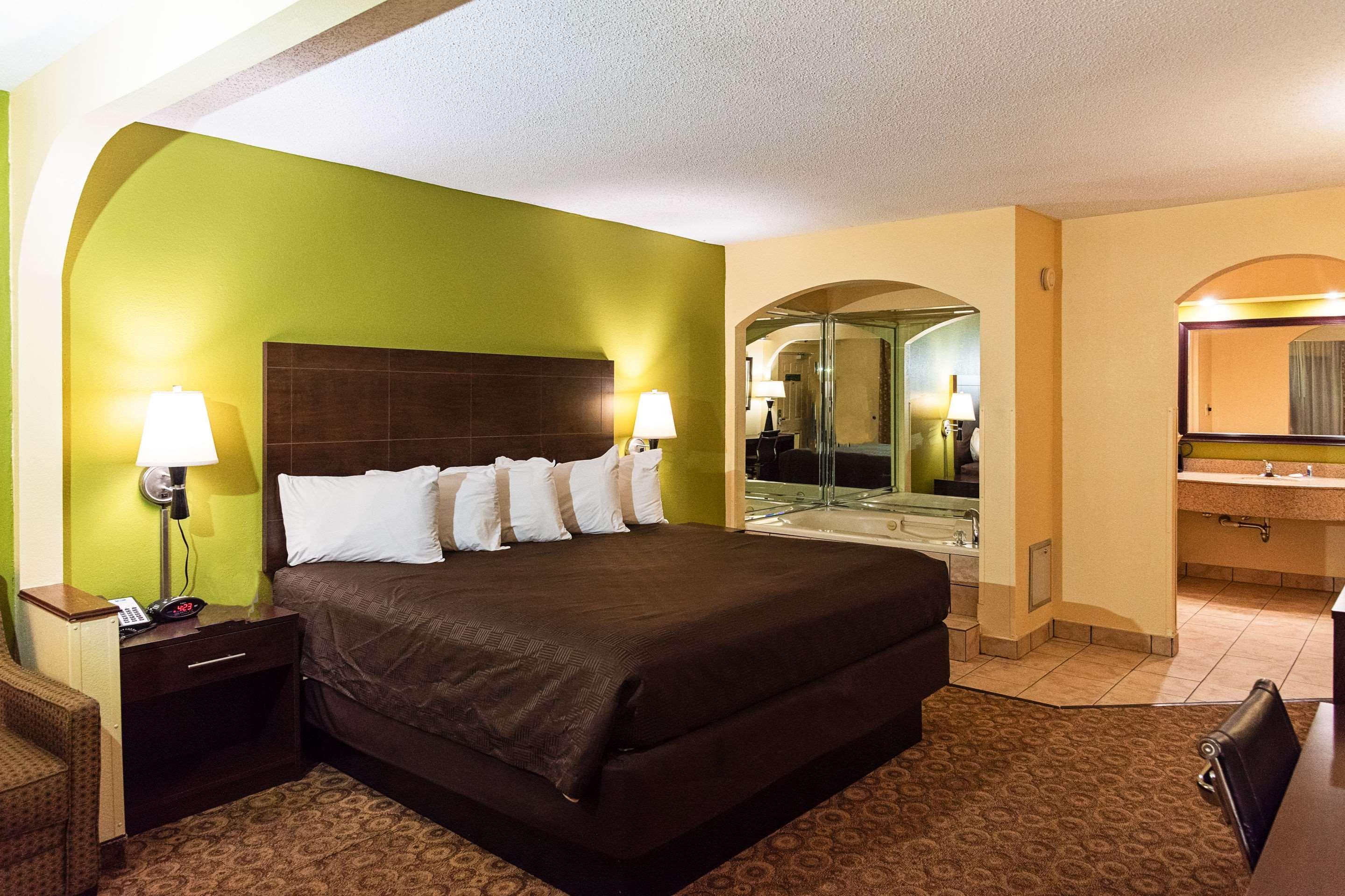 Rodeway Inn & Suites Clarksville Buitenkant foto