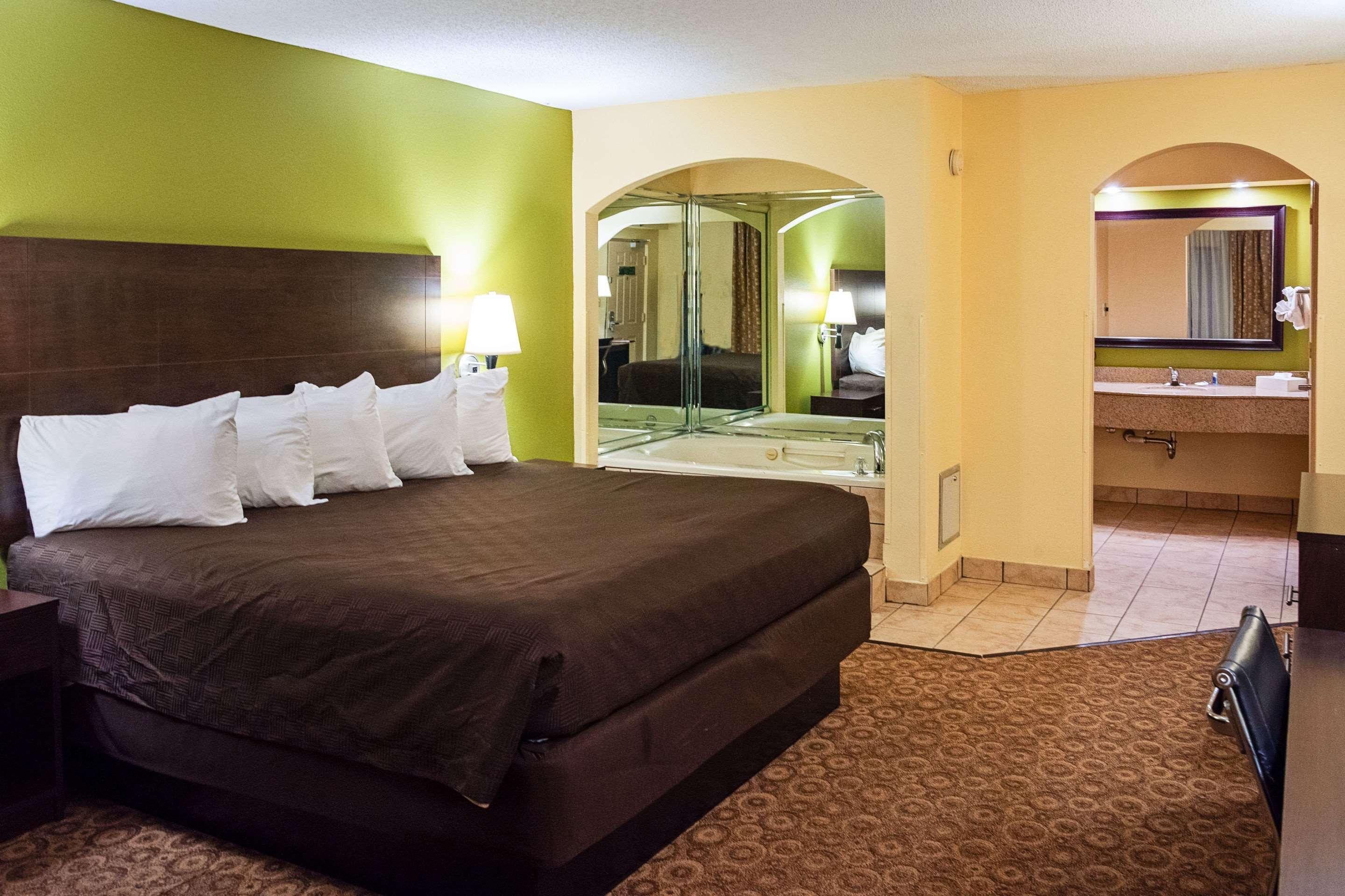 Rodeway Inn & Suites Clarksville Buitenkant foto