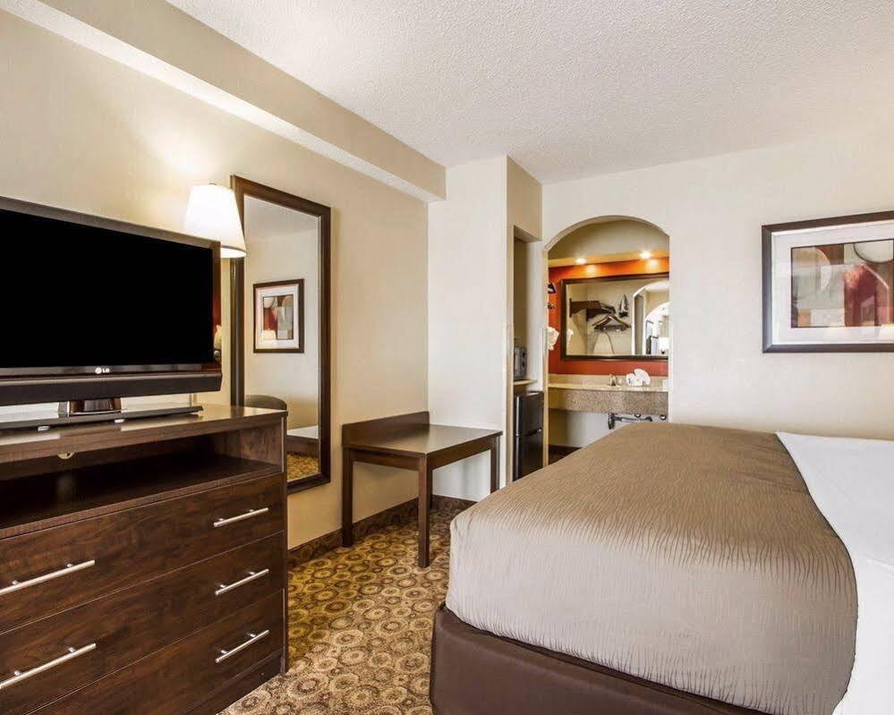 Rodeway Inn & Suites Clarksville Buitenkant foto