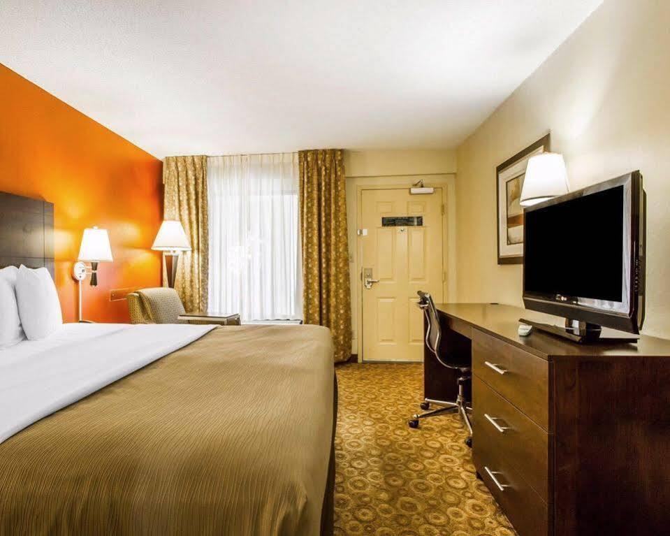 Rodeway Inn & Suites Clarksville Buitenkant foto