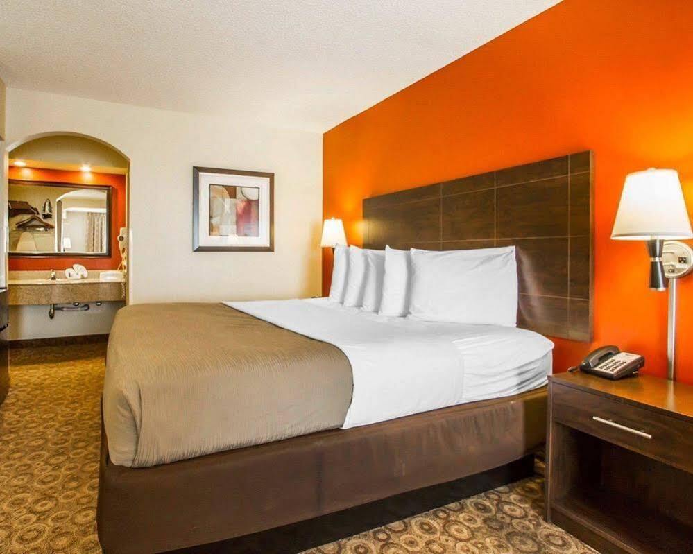 Rodeway Inn & Suites Clarksville Buitenkant foto